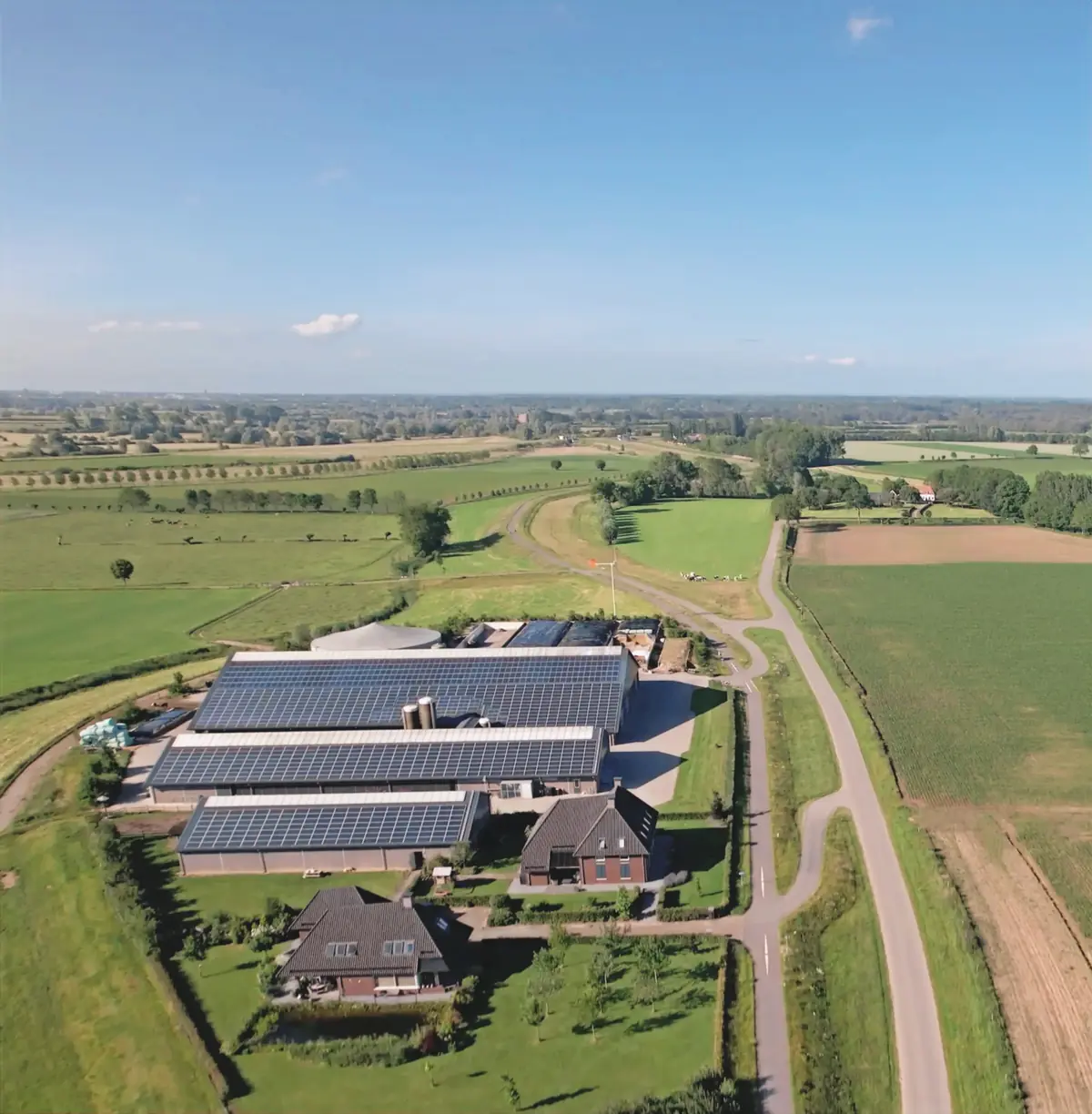 Luchtfoto van een boerderij met zonnepanelen op het dak