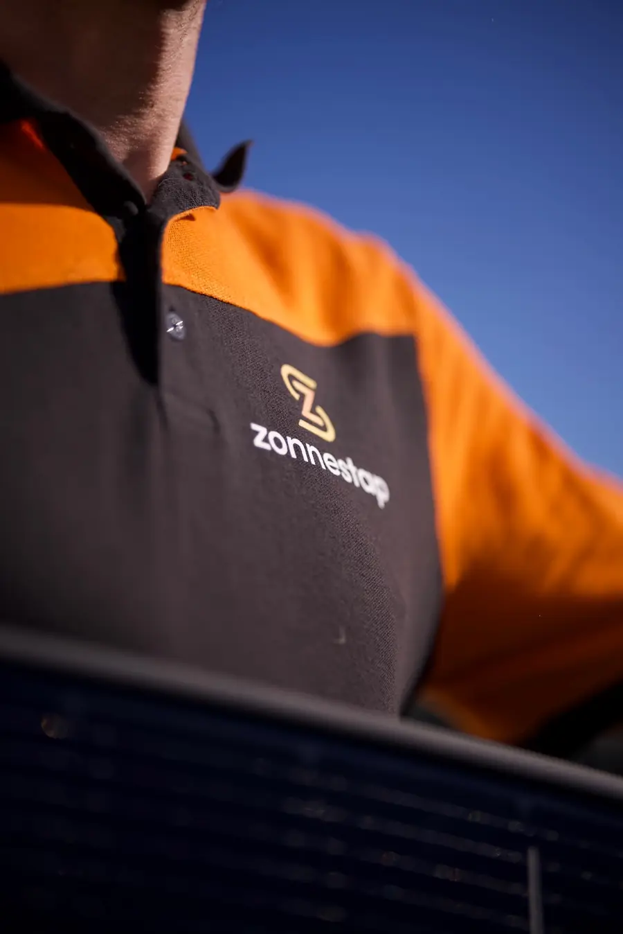 Monteur in een Zonnestap-werkshirt met het Z-logo op de borst
